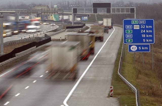 Mégsem lesznek 3 sávosak az M1-es és M7-es autópályák