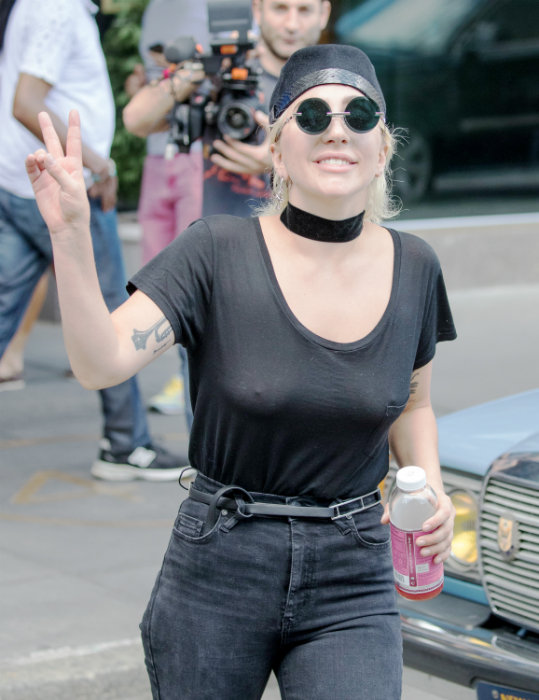 Hát ilyen Lady Gaga melle, úgy pőrén