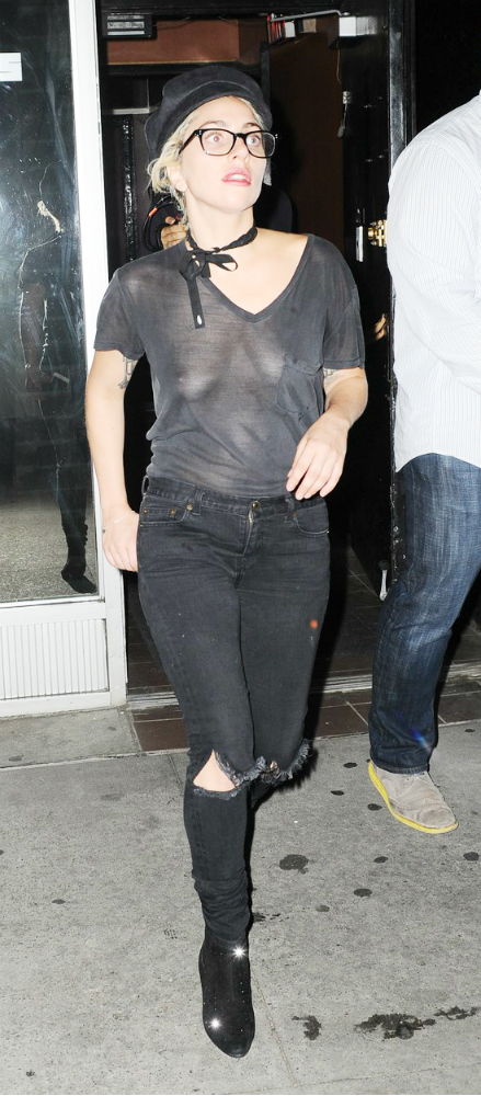 Hát ilyen Lady Gaga melle, úgy pőrén