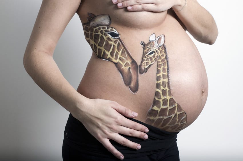 Kismamák pocakjait használja vászonnak a kreatív művész Kismamák pocakjait használja vászonnak a kreatív művész