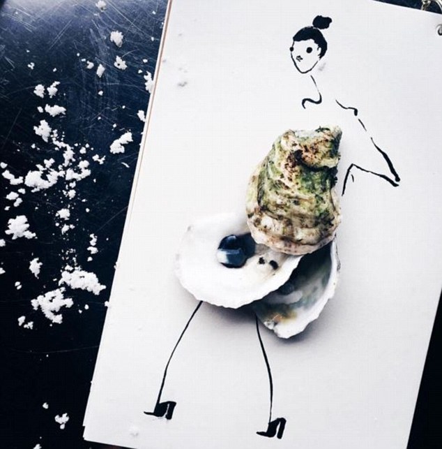 Ezek a divatillusztrációk néhány finom falattal lesznek teljesek Ezek a divatillusztrációk néhány finom falattal lesznek teljesek