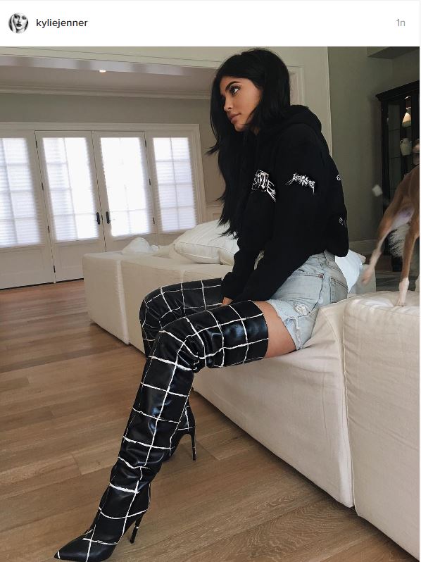 Kylie Jenner szettjére nincs magyarázat