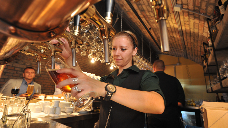 Ma macsó szakma, pedig évezredekig nők végezték. Mi az?