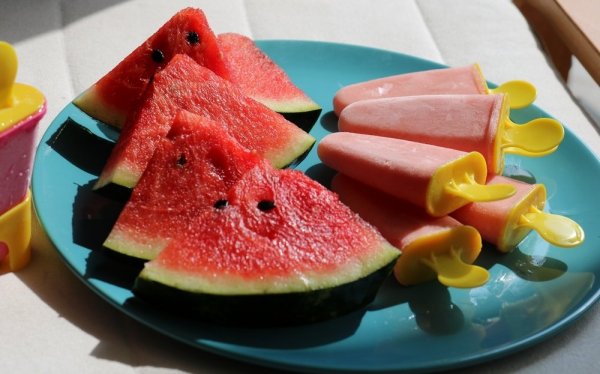 Két nyári édesség sütés nélkül Két nyári édesség sütés nélkül