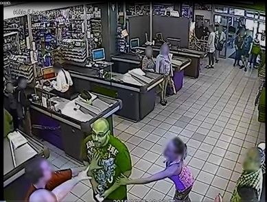 Összeverte a biztonsági őrt egy vevő - fotók