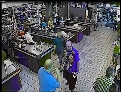 Összeverte a biztonsági őrt egy vevő - fotók