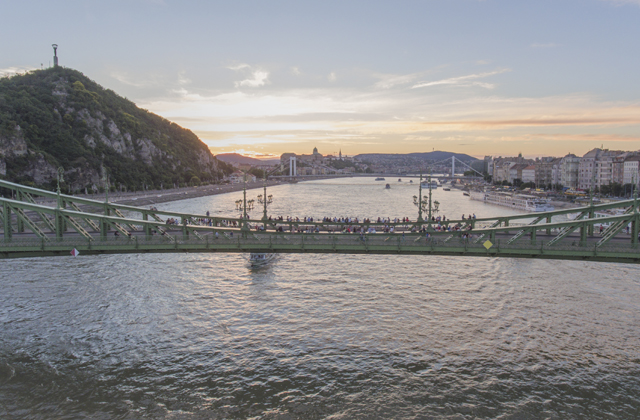 A Dunába esett egy férfi a Szabadság-hídról