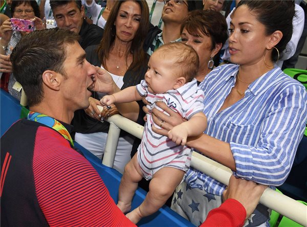 Michael Phelps, a kis Boomer és édesanyja, Nicole Johnson