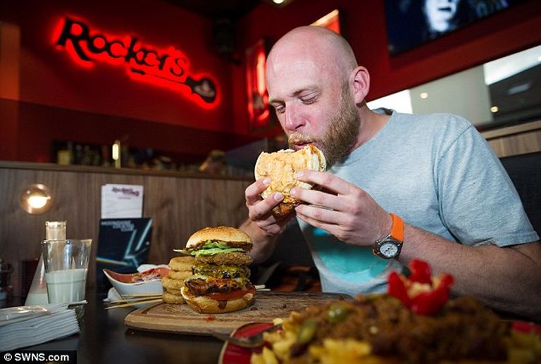 Új rekord született hamburgerevésben