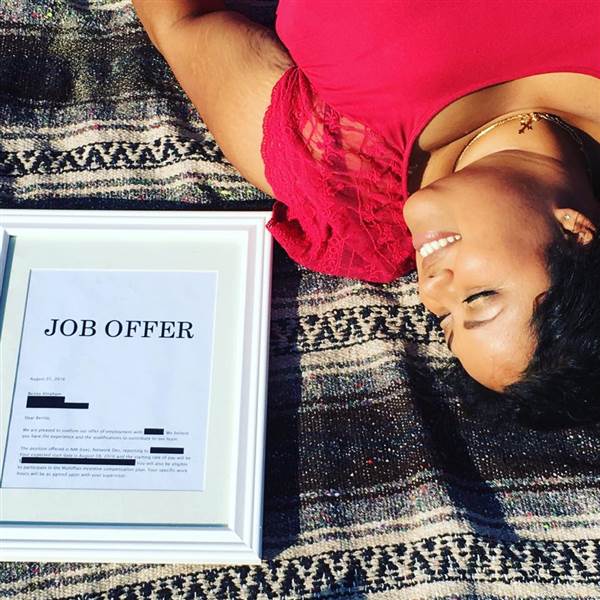 Romantikus fotósorozattal ünnepelte új munkáját Romantikus fotósorozattal ünnepelte új munkáját