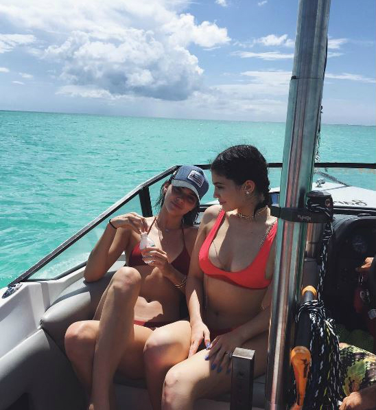 Tuti ott akarsz lenni, ahol Klyie Jenner feneke