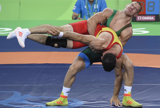 A magyar birkózó technikai tussal legyőzte ellenfelét, így bejutott a nyolcaddöntőbe. MTI Fotó: Kovács Tamás 