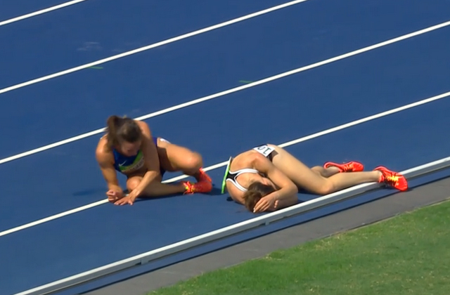 Olimpia 2016: egymást segítették a célig rivális futók