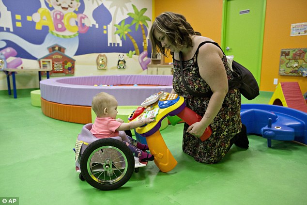 Szülei építettek kerekesszéket a babának, aki a rák miatt bénult le