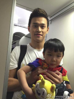 Alkalmi bébiszitter lett a kínai olimpikonból a repülőn