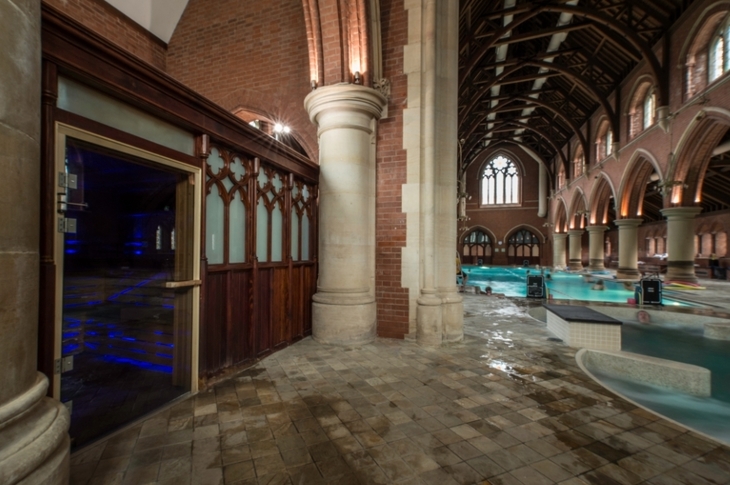 Ha nem láttatok még úszómedencét templomban, akkor most fogtok