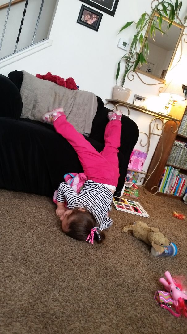 Gyerekek akik képesek bárhol, bármilyen pózban elaludni Gyerekek akik képesek bárhol, bármilyen pózban elaludni