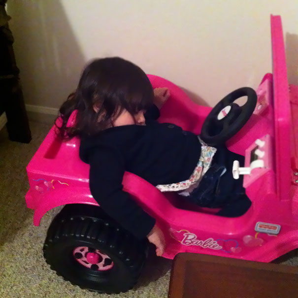 Gyerekek akik képesek bárhol, bármilyen pózban elaludni Gyerekek akik képesek bárhol, bármilyen pózban elaludni