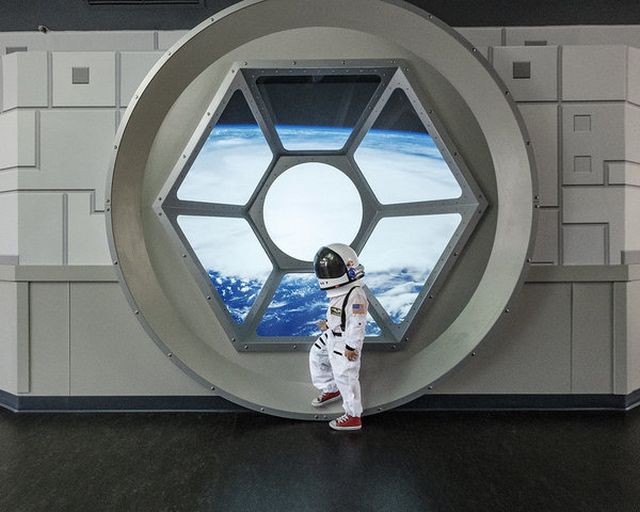 Egy apa űrhajósnak öltöztetve fotózza a fiát, hogy segítsen neki felfedezni a világot - fotók Egy apa űrhajósnak öltöztetve fotózza a fiát, hogy segítsen neki felfedezni a világot - fotók