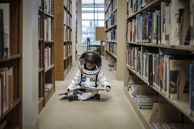 Egy apa űrhajósnak öltöztetve fotózza a fiát, hogy segítsen neki felfedezni a világot - fotók Egy apa űrhajósnak öltöztetve fotózza a fiát, hogy segítsen neki felfedezni a világot - fotók