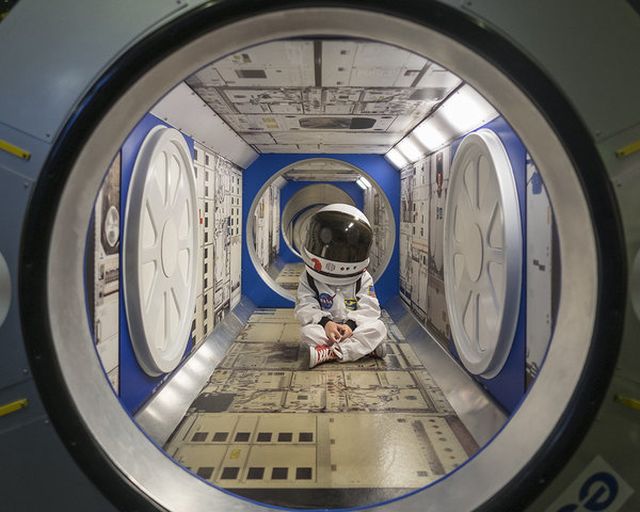 Egy apa űrhajósnak öltöztetve fotózza a fiát, hogy segítsen neki felfedezni a világot - fotók Egy apa űrhajósnak öltöztetve fotózza a fiát, hogy segítsen neki felfedezni a világot - fotók