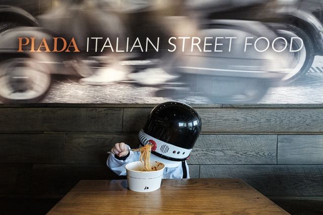 Egy apa űrhajósnak öltöztetve fotózza a fiát, hogy segítsen neki felfedezni a világot - fotók Egy apa űrhajósnak öltöztetve fotózza a fiát, hogy segítsen neki felfedezni a világot - fotók