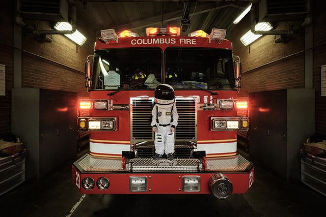 Egy apa űrhajósnak öltöztetve fotózza a fiát, hogy segítsen neki felfedezni a világot - fotók Egy apa űrhajósnak öltöztetve fotózza a fiát, hogy segítsen neki felfedezni a világot - fotók