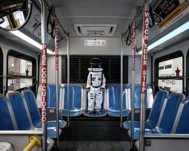 Egy apa űrhajósnak öltöztetve fotózza a fiát, hogy segítsen neki felfedezni a világot - fotók Egy apa űrhajósnak öltöztetve fotózza a fiát, hogy segítsen neki felfedezni a világot - fotók