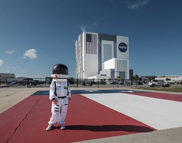 Egy apa űrhajósnak öltöztetve fotózza a fiát, hogy segítsen neki felfedezni a világot - fotók Egy apa űrhajósnak öltöztetve fotózza a fiát, hogy segítsen neki felfedezni a világot - fotók