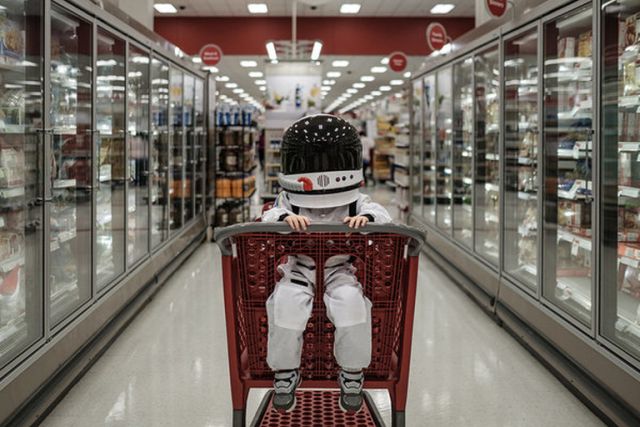 Egy apa űrhajósnak öltöztetve fotózza a fiát, hogy segítsen neki felfedezni a világot - fotók Egy apa űrhajósnak öltöztetve fotózza a fiát, hogy segítsen neki felfedezni a világot - fotók