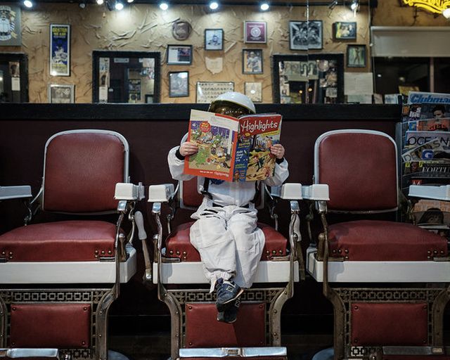 Egy apa űrhajósnak öltöztetve fotózza a fiát, hogy segítsen neki felfedezni a világot - fotók Egy apa űrhajósnak öltöztetve fotózza a fiát, hogy segítsen neki felfedezni a világot - fotók