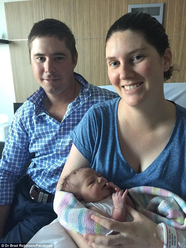 Apukájával és anyukájával egy napon született ez a kislány