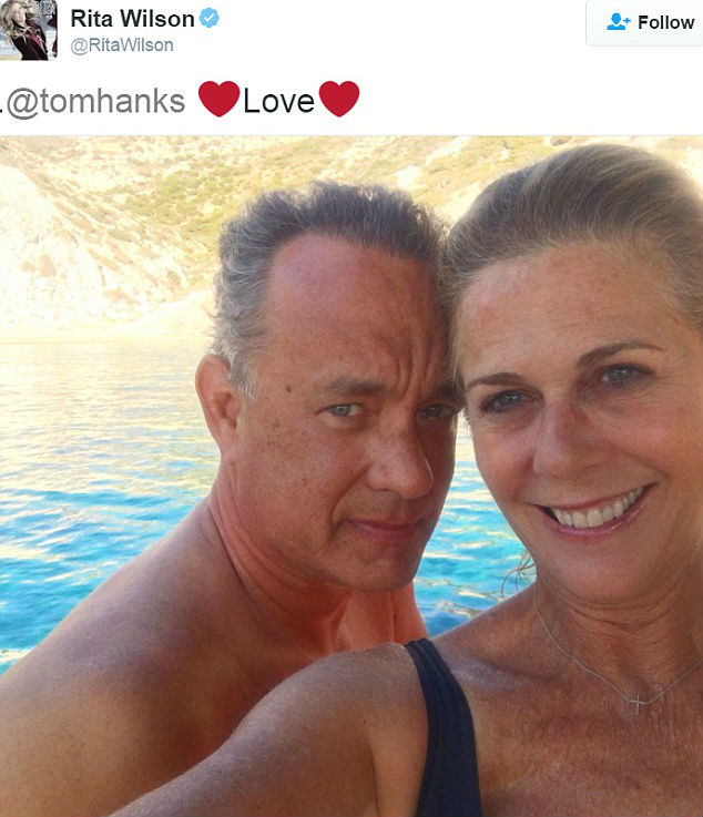 A 60 éves Tom Hanks és az 59 éves Rita Wilson szerelmes fotójától ŐSZINTÉBBET még nem látott Hollywood A 60 éves Tom Hanks és az 59 éves Rita Wilson szerelmes fotójától ŐSZINTÉBBET még nem látott Hollywood