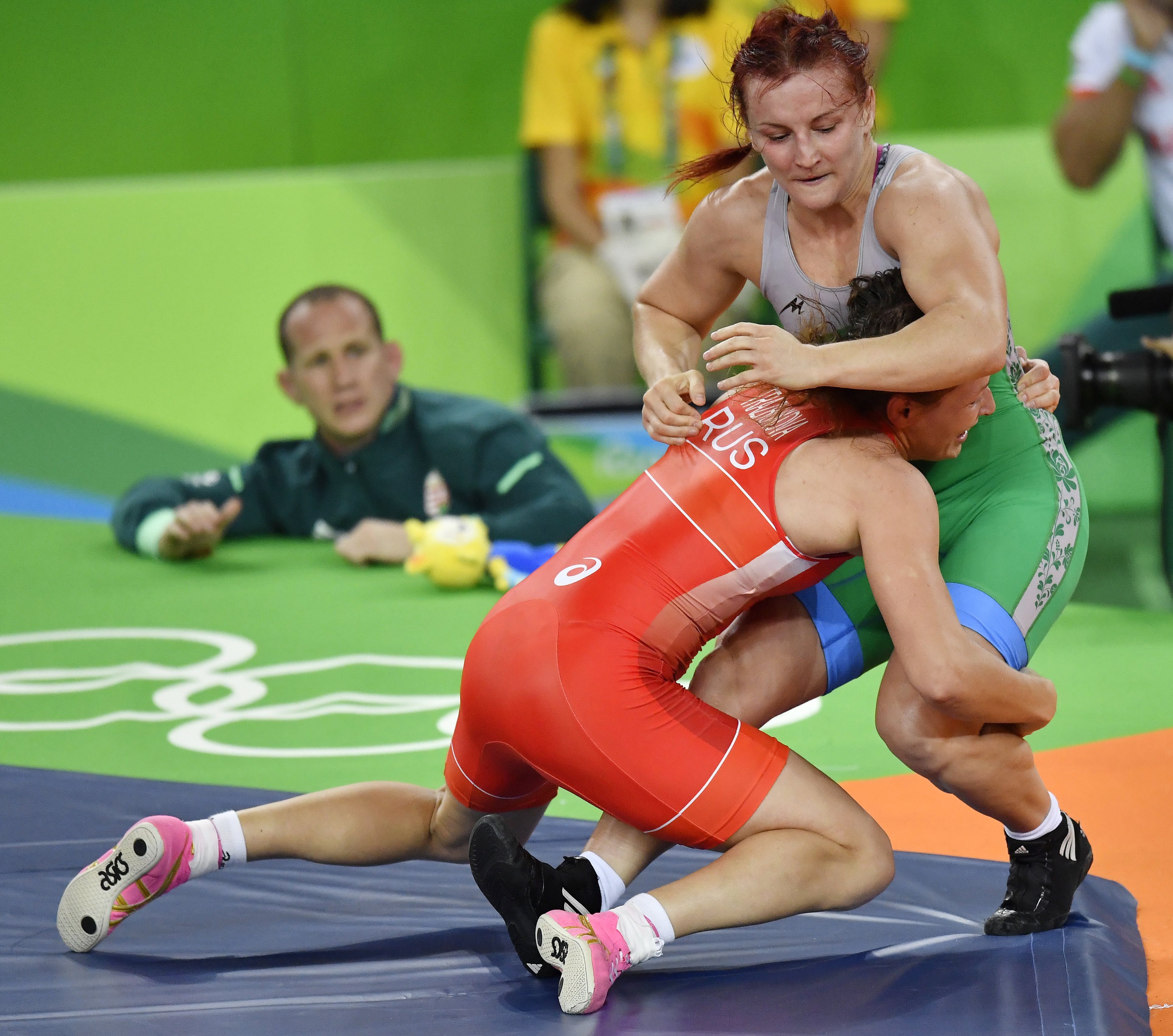 Sastin Mariann (j) és az orosz Inna Trazsukova a női birkózók 63 kilogrammos súlycsoportjának selejtezőjében.