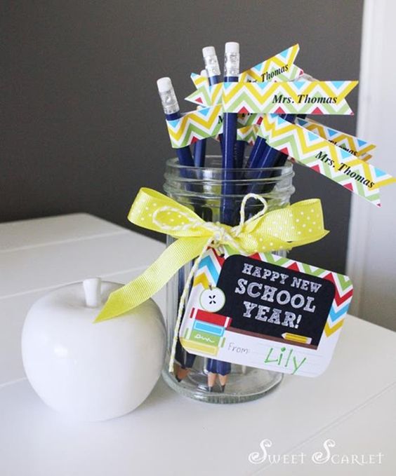 kapjanak egyedi címkéket a tollak és ceruzák. A gyerkőc biztosan élvezni fogja, hogy a neve szerepel az írószereken!