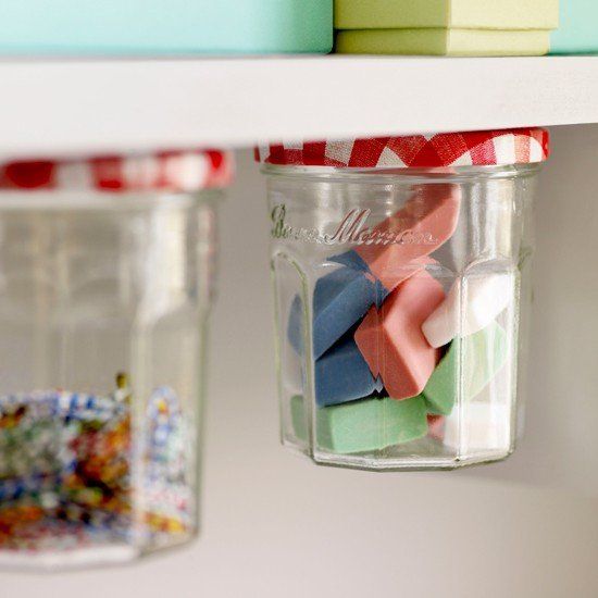 Szanaszét vannak minden éven a radírgumik? A megoldás egyszerű: rendszerezz, egy egyszerű befőttesüveg is megteszi!