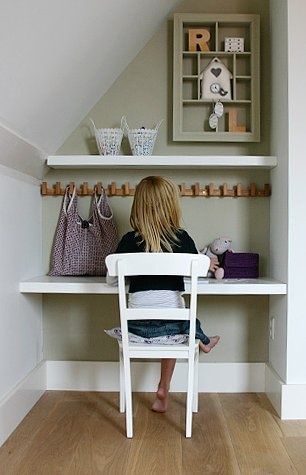 Az elsős kisgyereknek még nem kell óriási íróasztal. Legyen kényelmes széke és olyan kis hangulatos tanulósarka, amit imádni fog!