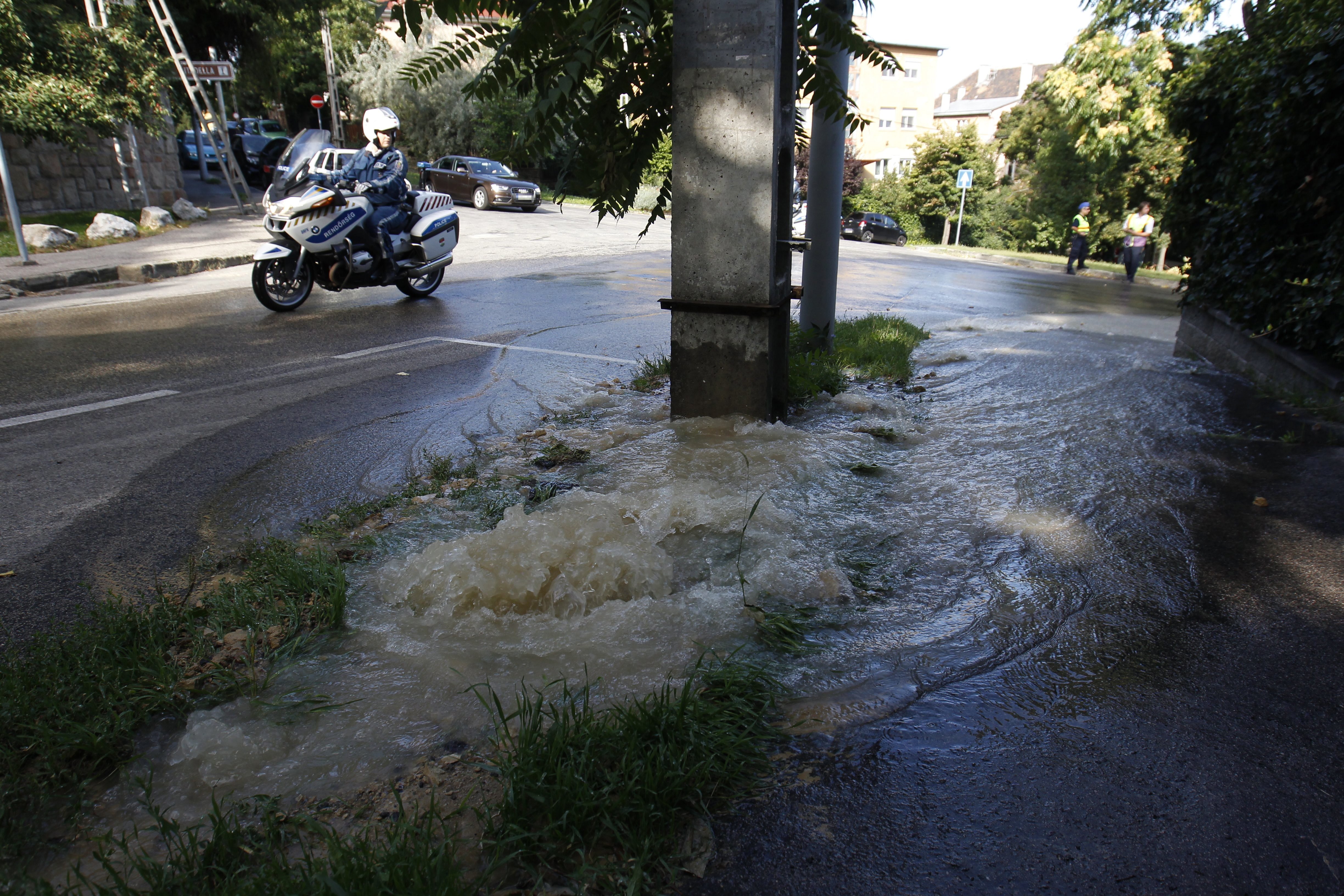 Csőtörés Budapesten! Megint ömlik a víz a fővárosban - képek