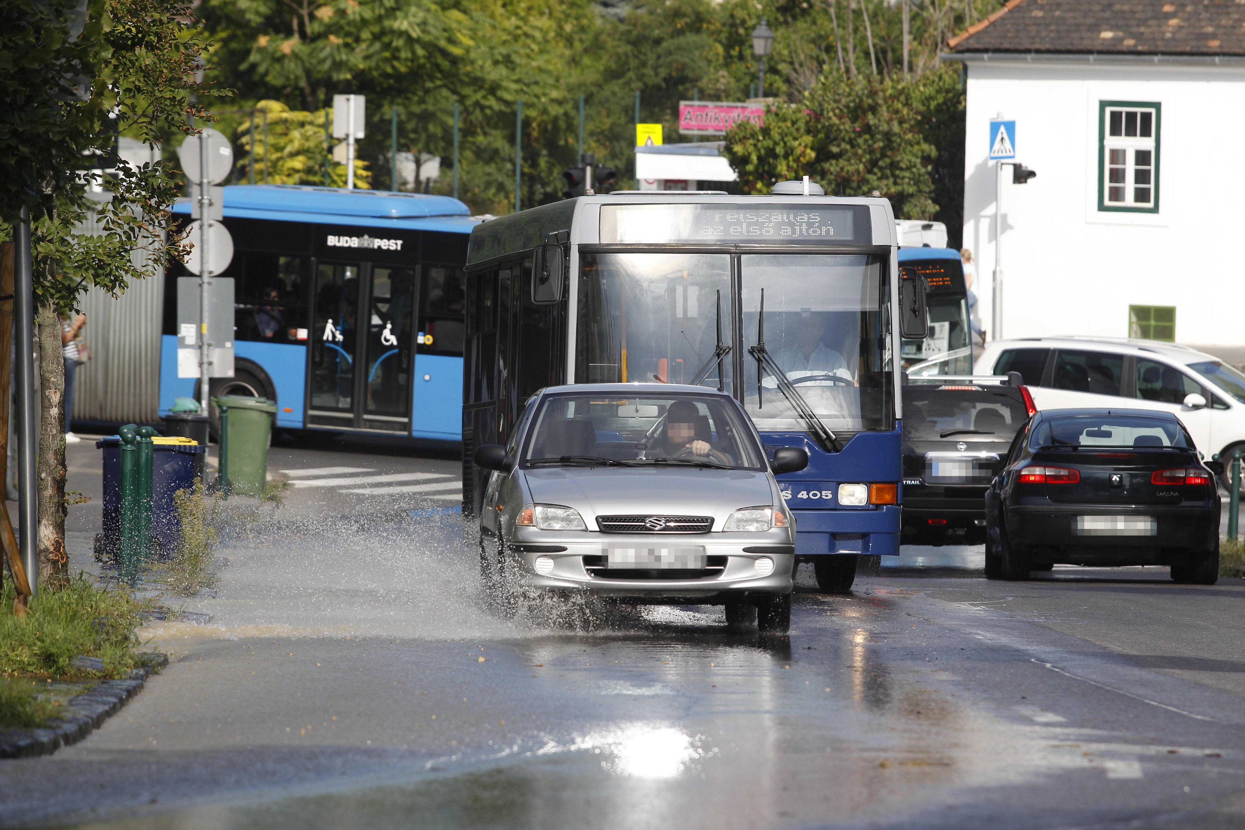 Csőtörés Budapesten! Megint ömlik a víz a fővárosban - képek