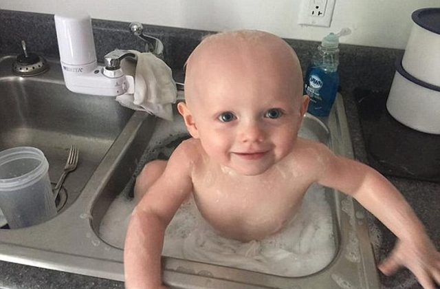 A rendőr fürdette meg a megmentett kisbabát