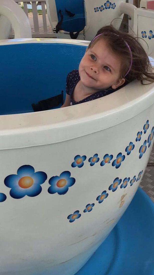 Kidobták a hároméves kislányt a vidámparkból, mert hányt