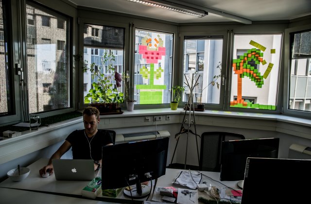 És már a legtöbb ablakot beborítják a post-itok (fotó: És már a legtöbb ablakot beborítják a post-itok (fotó: