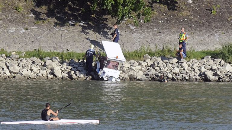 Dunába vezették a kocsijukat a közteresek