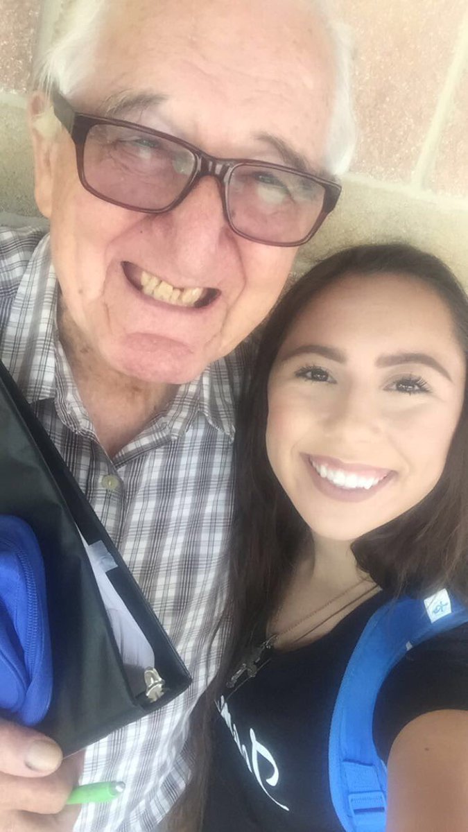 Unokájával együtt fejezte be az egyetemet a 82 éves nagypapa