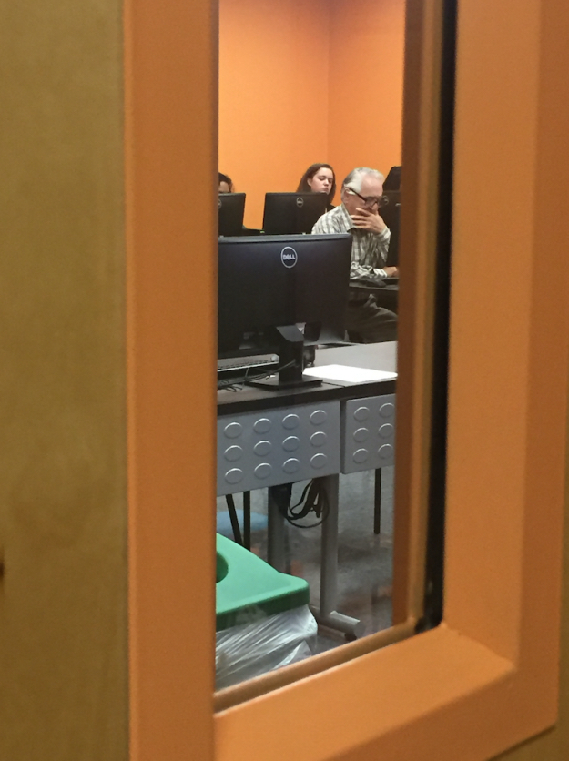 Unokájával együtt fejezte be az egyetemet a 82 éves nagypapa