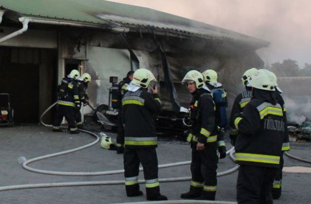 A tűzoltóknak hála, hogy nem robbant fel Mezőkövesden ar raktárépület (fotó: Tóth Balázs - MTI)