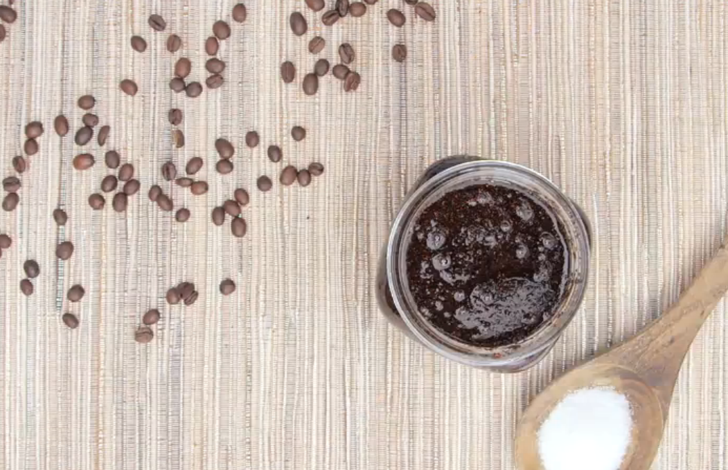 Kávés házi testradír, ami csodát tesz a narancsbőrrel