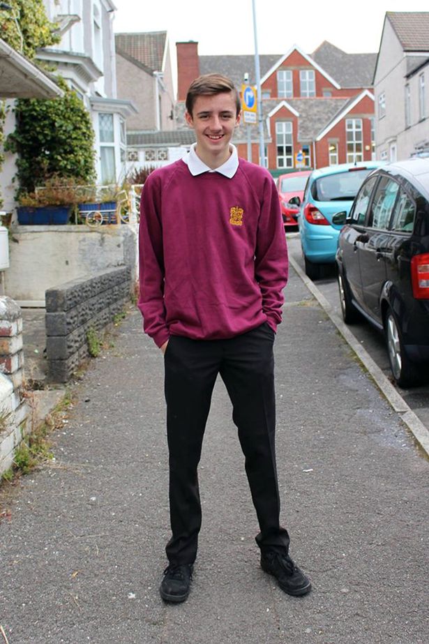 13 éve minden évben lefotózza iskolába induló fiát az apuka 