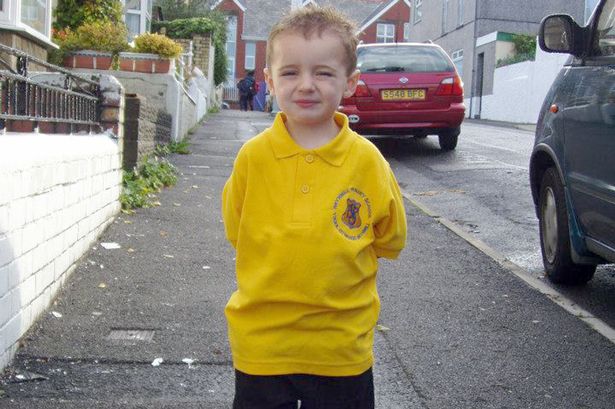 13 éve minden évben lefotózza iskolába induló fiát az apuka 