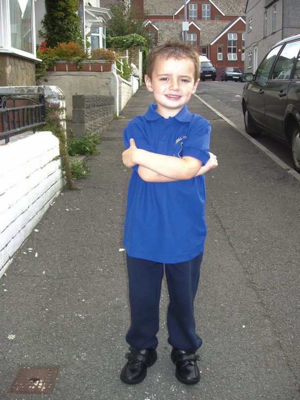 13 éve minden évben lefotózza iskolába induló fiát az apuka 